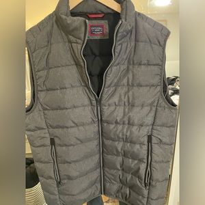 Untuckit men’s puffer vest